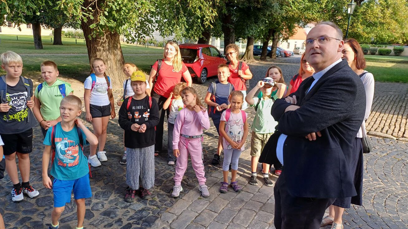 image:Image Ukrajinské děti ze střediska Svit na prázdninové návštěvě u biskupa Stanislava Přibyla na Dómském vršku v Litoměřicích.