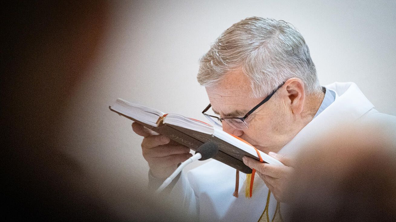 image:Image Číst Boží slovo může kdokoli, nejlepším projevem úcty k této službě je ovšem dobrá příprava.