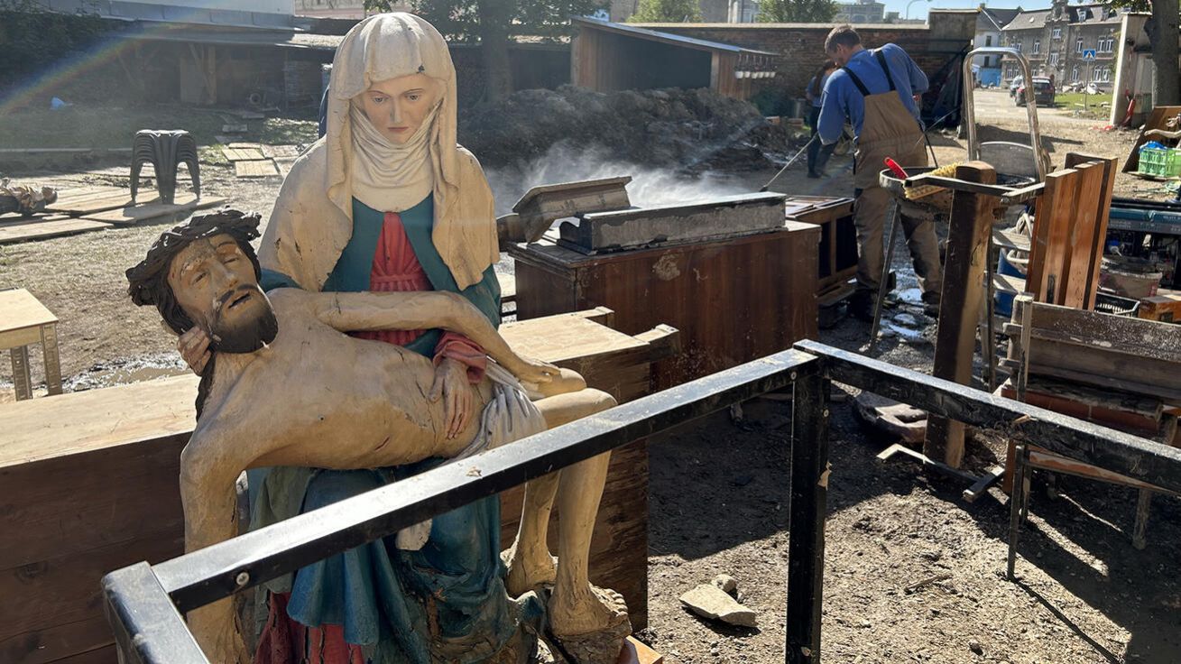 Z minoritského kláštera v Krnově museli dobrovolníci vynést většinu vybavení i soch, včetně Piety. image:Image Z minoritského kláštera v Krnově museli dobrovolníci vynést většinu vybavení i soch, včetně Piety.
