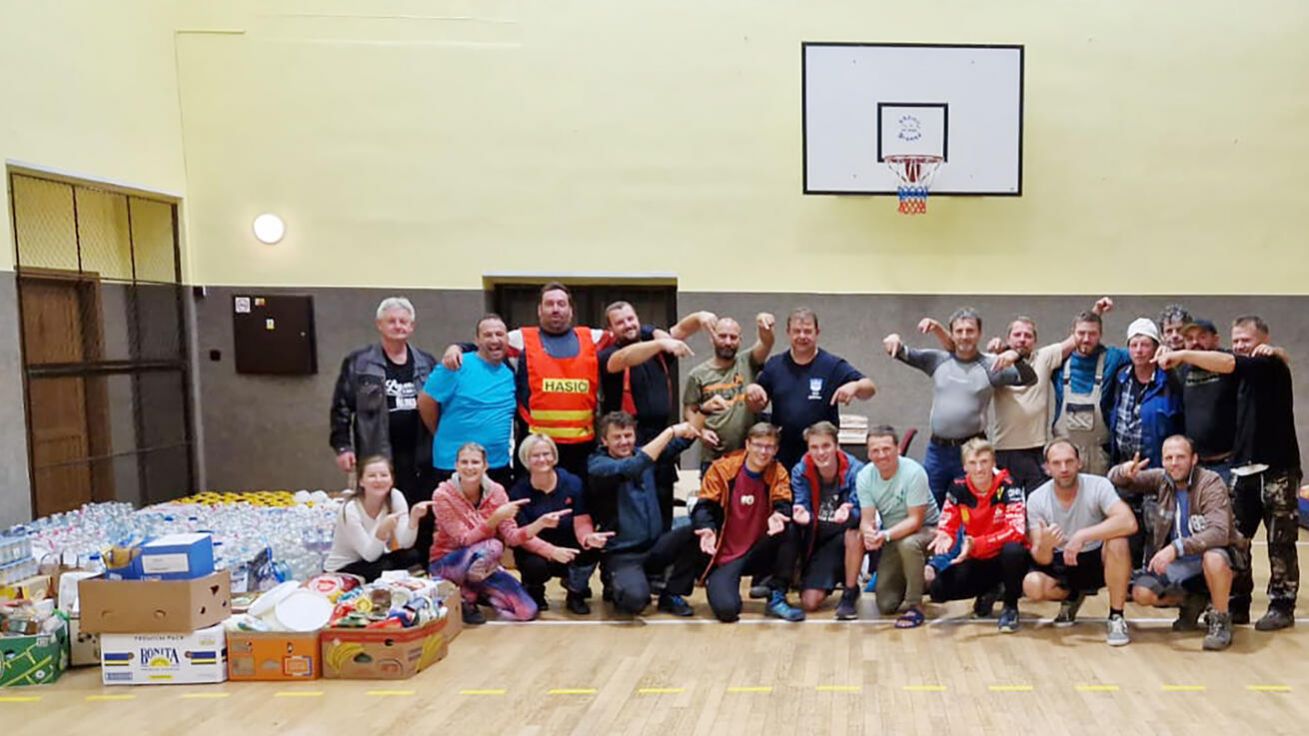 image:Image Hasiči a místní lidé v Jindřichově na Šumpersku převzali v tělocvičně humanitární pomoc od farníků z brněnské Líšně.