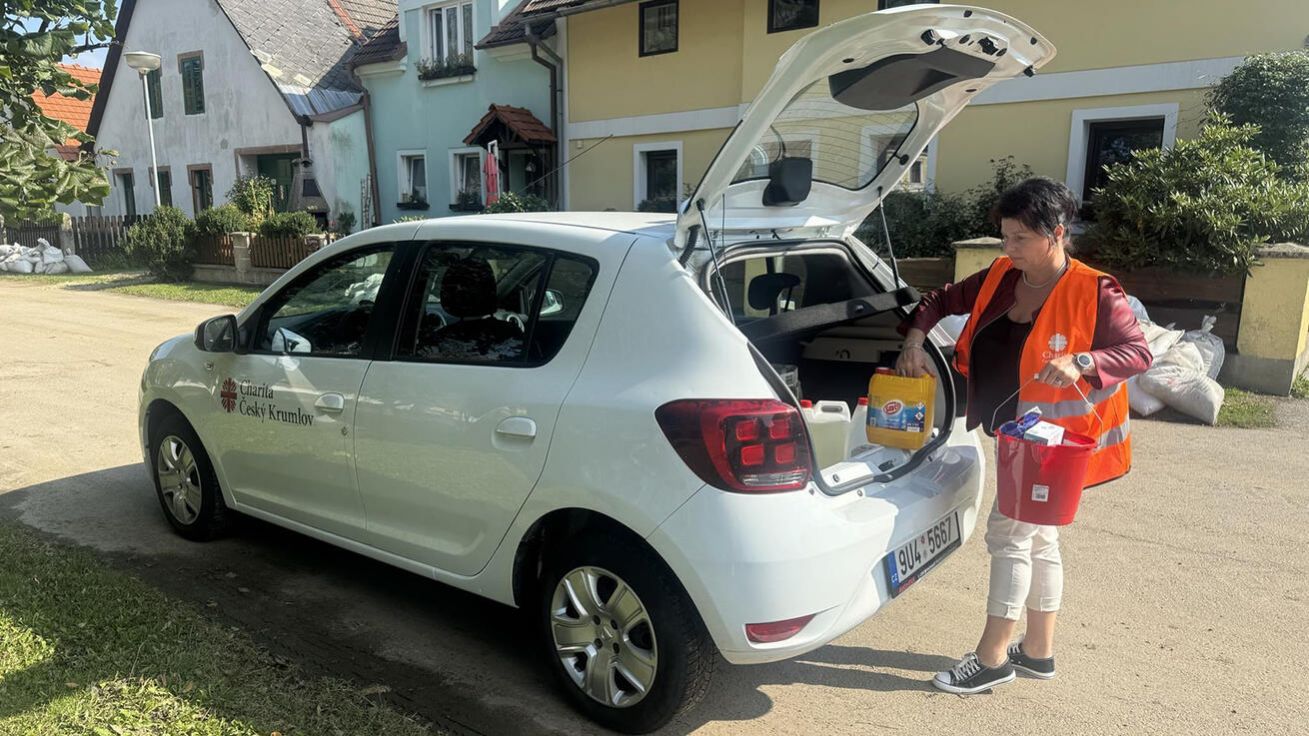 image:Image Charita monitoruje potřeby lidí a rozváží vysoušeče a úklidové prostředky.