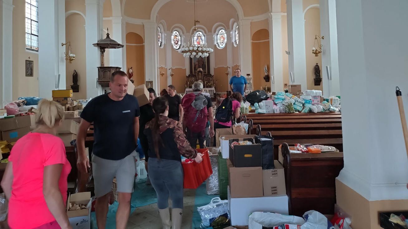 image:Image Kostel v České Vsi slouží jako sklad pomoci, je to jediné větší suché místo.