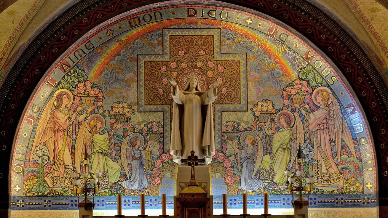 image:Image Svatá Terezie z Lisieux slíbila, že na zem přivede déšť růží. Zde růže zdobí její sochu v kryptě baziliky v Lisieux.