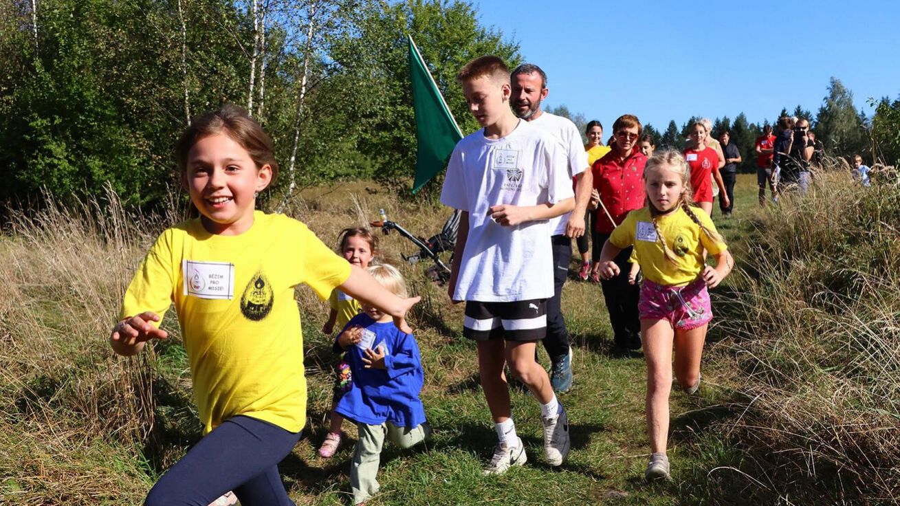 image:Image DĚTI Z MISIJNÍHO KLUBKA a jejich rodiče se sešli v Proseči ve východních Čechách, aby si zaběhali pro misie. „Běhali malí i velcí, rodiče i prarodiče. Měli jsme na výběr dvě trasy: 400 m a 1 km. Děti tvořily skupinky, dvojice nebo běhaly samy. Každé kolo bylo poctivě zapsáno a děti si střádaly bonbóny, které si na konci spravedlivě rozdělily,“ popisuje Michaela Košňarová z Misijního klubka. Zapojil se i národní ředitel Papežských misijních děl Leoš Halbrštát s manželkou. „Na závěr jsme se společně pomodlili a přijali od Leoše jáhenské požehnání. Dohromady jsme naběhali krásných 161 km a 800 m a ze startovného podpořili chudé děti v misiích částkou 4 411 Kč. Bohu díky!“ dodává Košňarová.