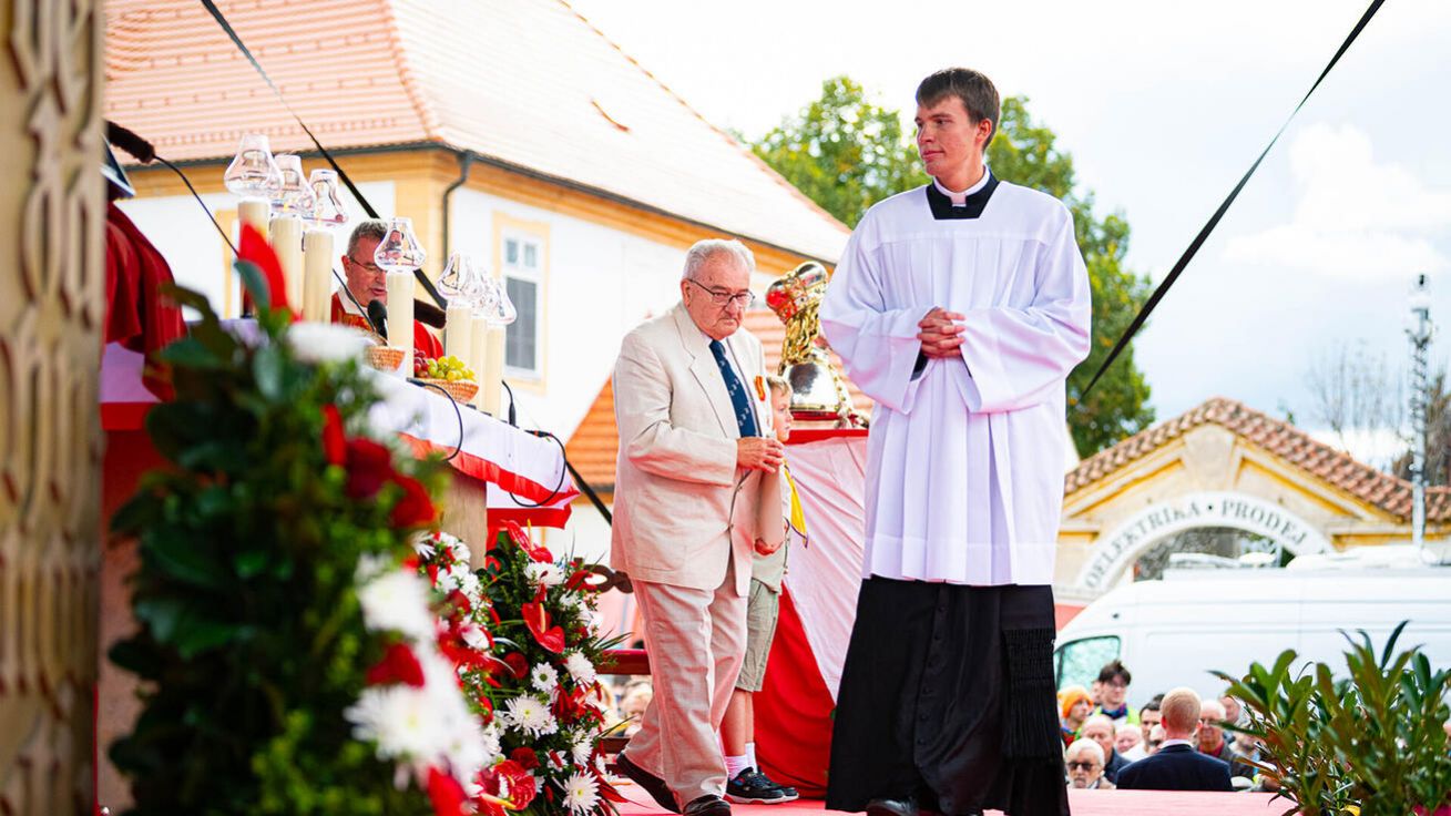 image:Image Jaroslav Šturma dostal ve Staré Boleslavi papežské vyznamenání.