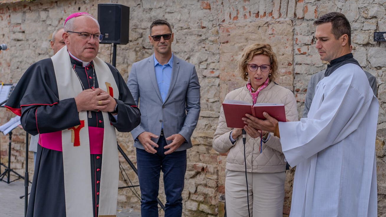 image:Image Faru požehnal arcibiskup Nuzík.