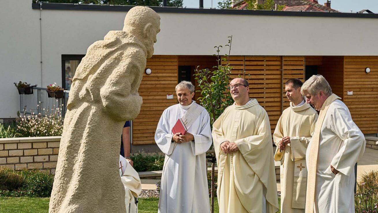 image:Image Požehnání sochy otce Pia, která je vyrobena z božanovského pískovce. Těží se na jihovýchodním okraji Broumovských stěn.