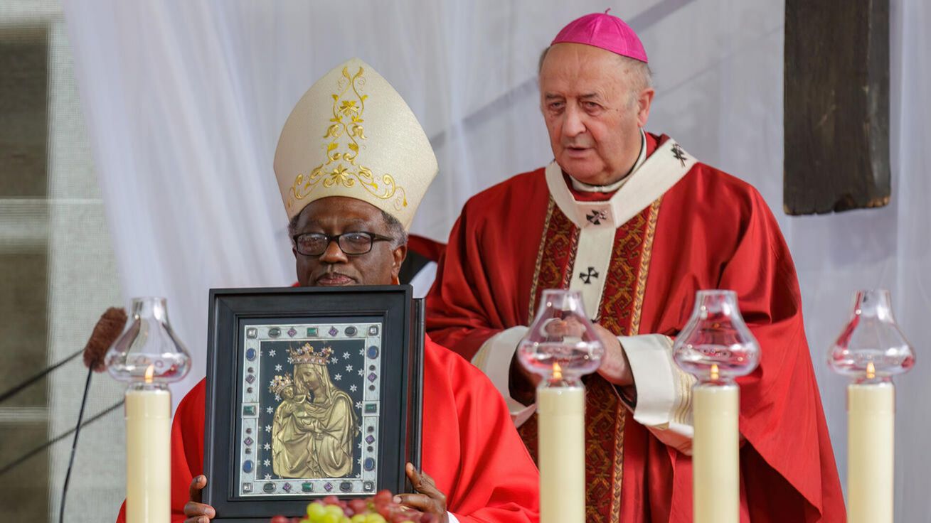 image:Image SVATÉHO VÁCLAVA si o víkendu připomněli lidé napříč Českem i ve Vatikánu. Nejvíce poutníků dorazilo tradičně do Staré Boleslavi na Národní svatováclavskou pouť, kde mši sv. celebroval spolu s dalšími biskupy arcibiskup Jan Graubner. Apoštolský nuncius Jude Thaddeus Okolo pak požehnal poutníky paladiem země české. Více na str. 2 a v malém sešitě