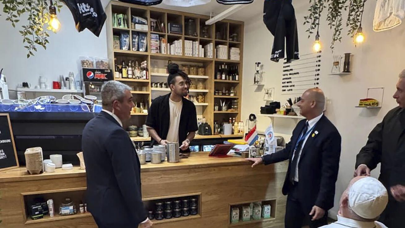 image:Image V Lucemburku papež navštívil neplánovaně kavárnu pro cyklisty.