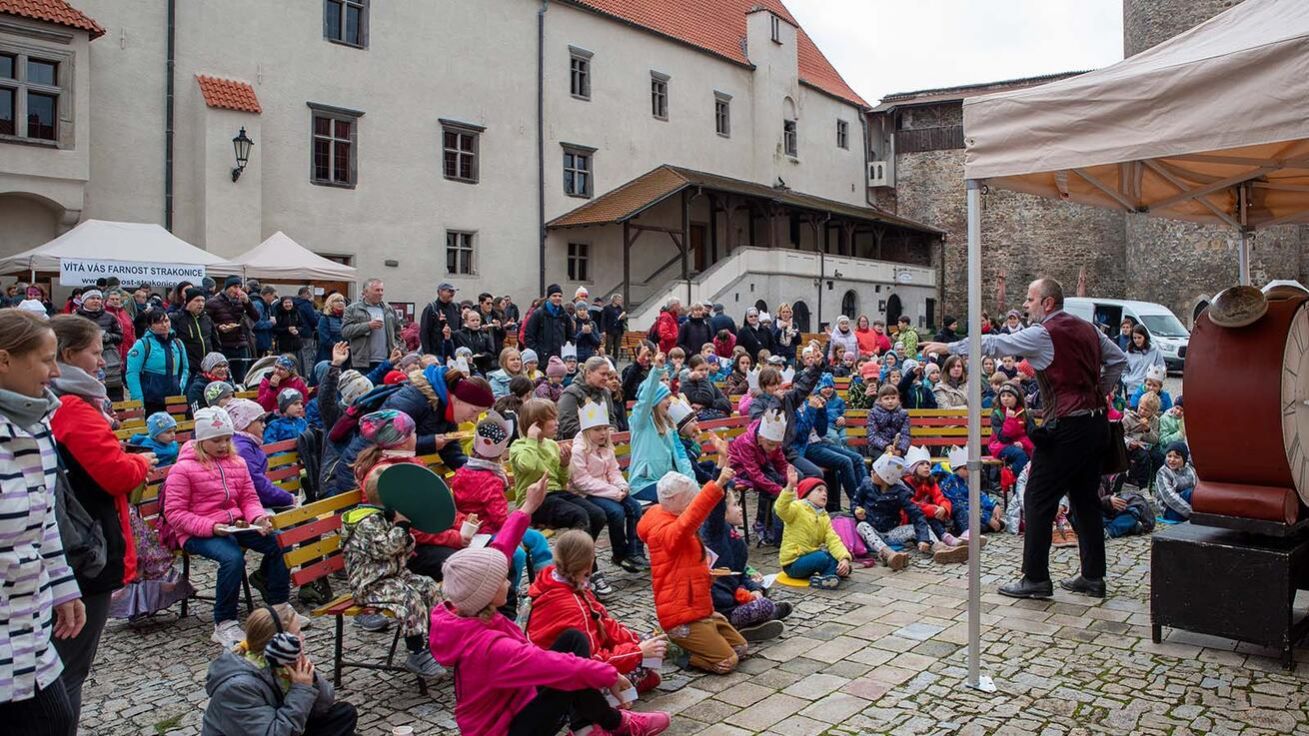 image:Image Účastníci Diecézní pouti ve Strakonicích sledují Pohádku z budíku.