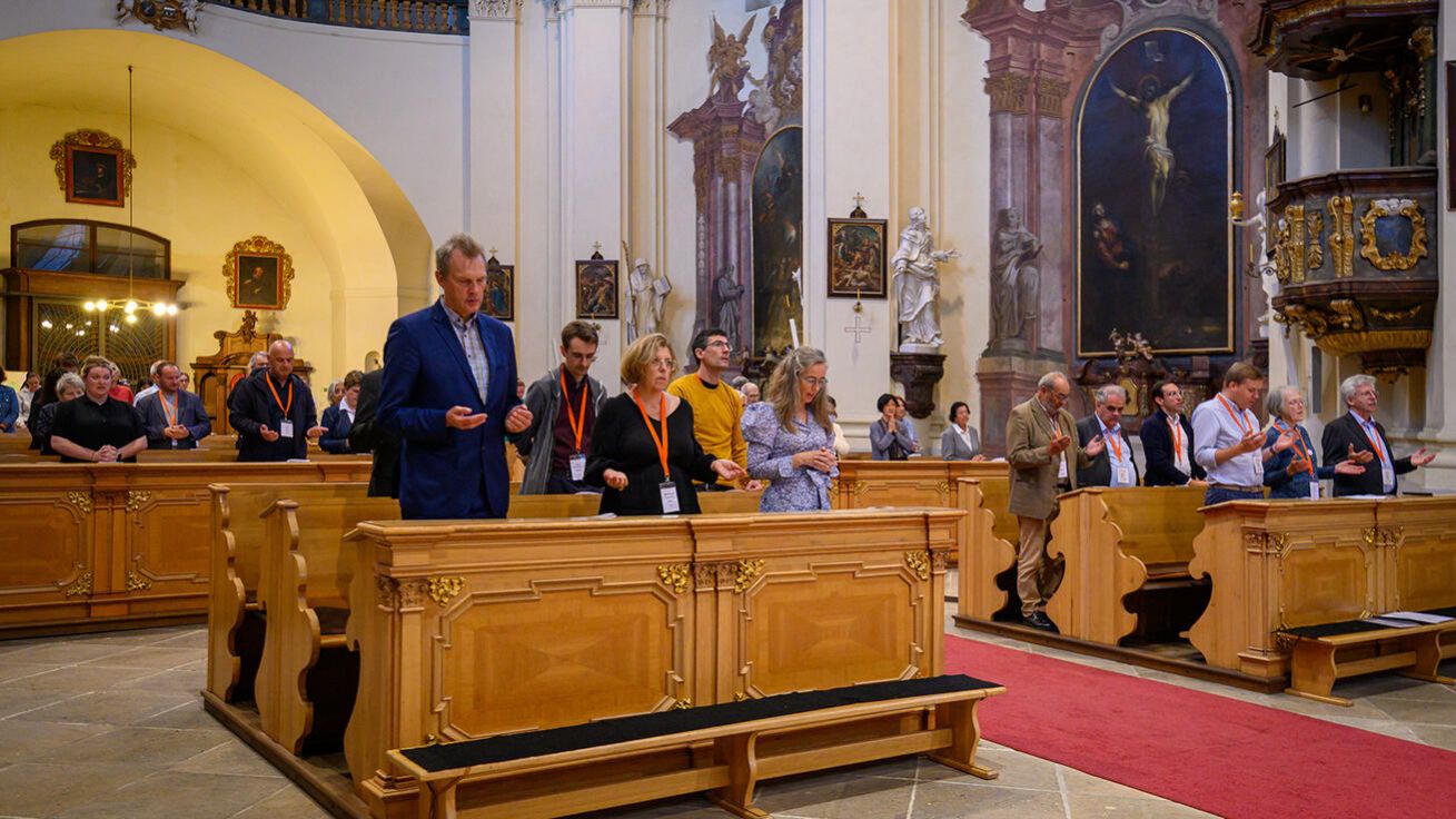 image:Image Mše svatá pro účastníky pražského shromáždění v bazilice sv. Markéty v Břevnově. Stefan Lunte na snímku vpředu vlevo.
