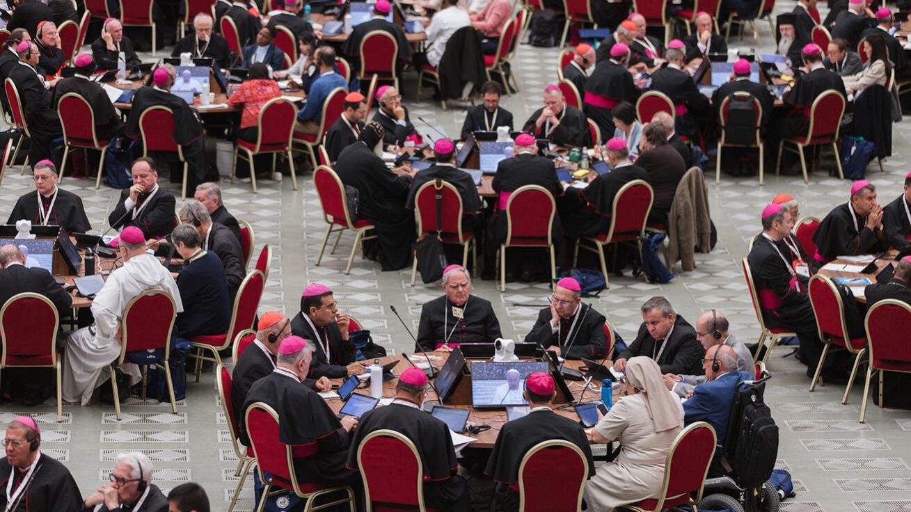Účastníci jsou podle jazyků rozděleni po deseti ke kulatým stolům, kde je též tzv. facilitátor, který není členem synody, ale odborně pomáhá při vedení rozhovorů. image:Image Účastníci jsou podle jazyků rozděleni po deseti ke kulatým stolům, kde je též tzv. facilitátor, který není členem synody, ale odborně pomáhá při vedení rozhovorů.