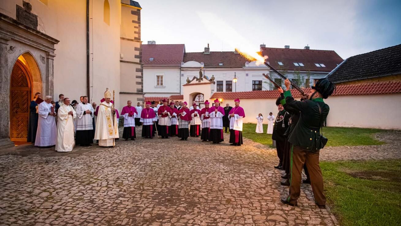 image:Image Čestná salva pro nové kanovníky.