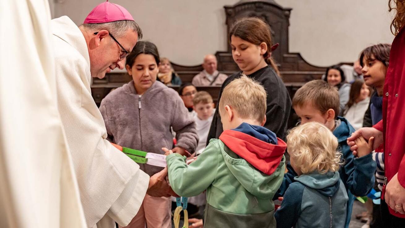 image:Image Děti přinesly biskupovi vlastnoručně vyrobené řetězy modliteb.