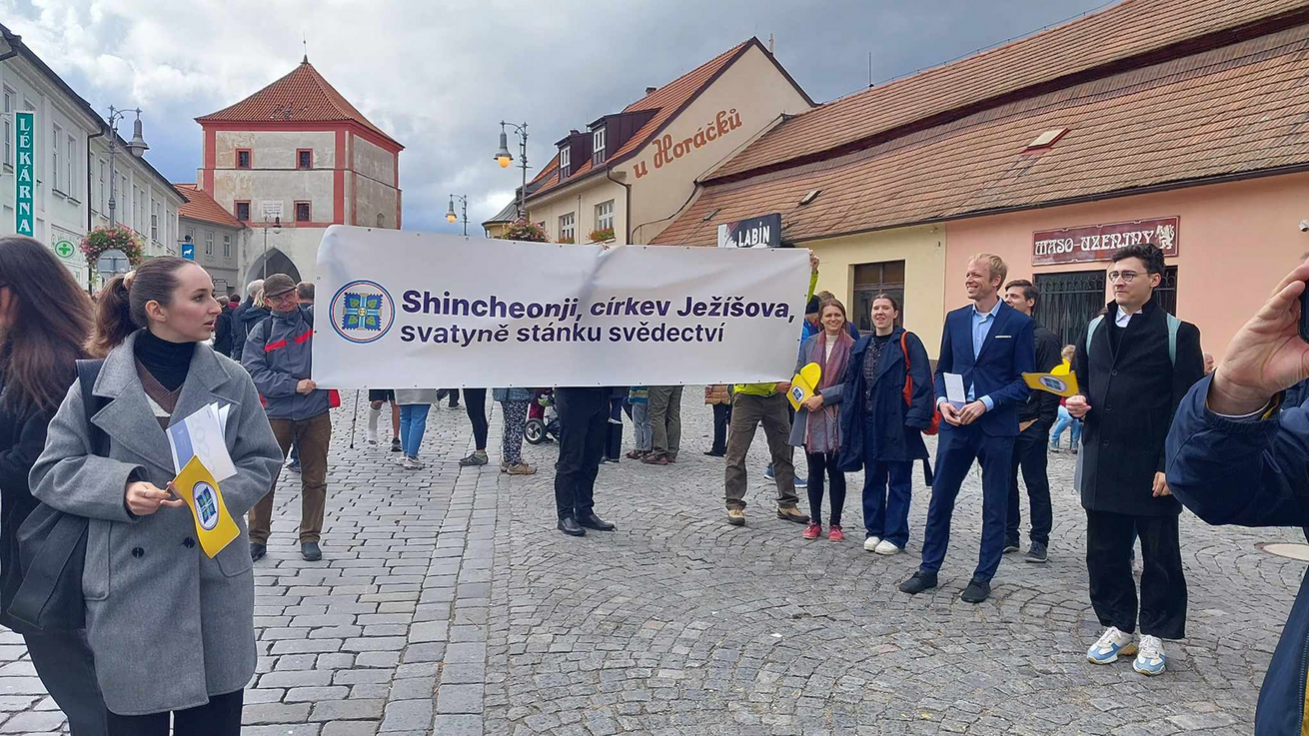 image:Image Členové sekty na Národní svatováclavské pouti ve Staré Boleslavi.