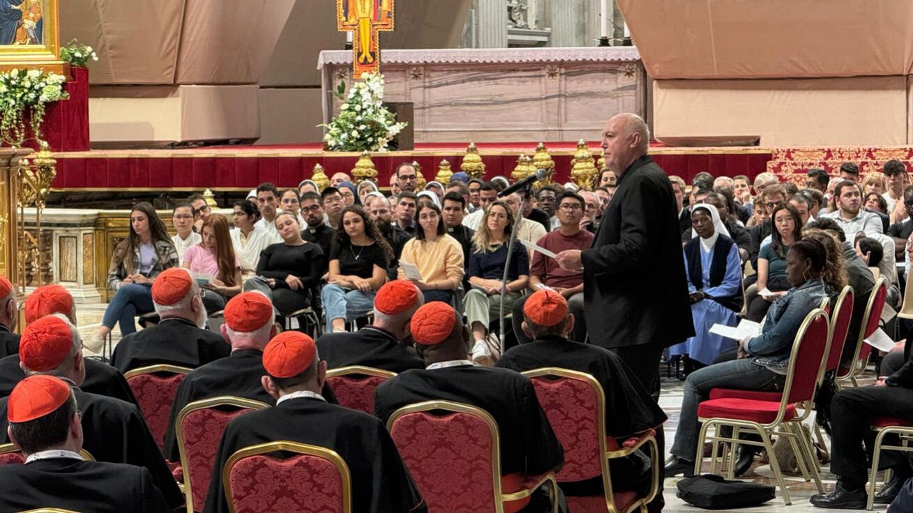 image:Image Desítky mladých lidí i stovky delegátů synody při kající vigilii 1. října poslouchaly vyznání hříchů, které předneslo sedm kardinálů.