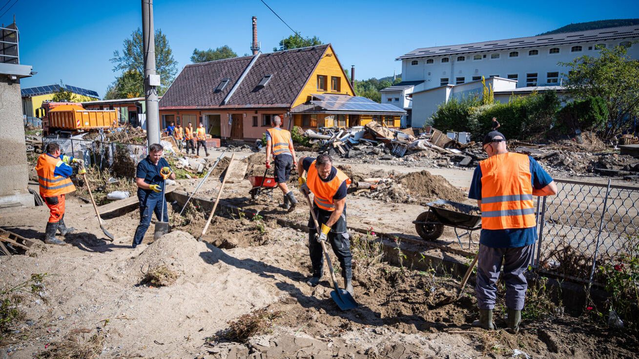 image:Image V Jeseníku mají dobrovolníci ještě hodně práce.