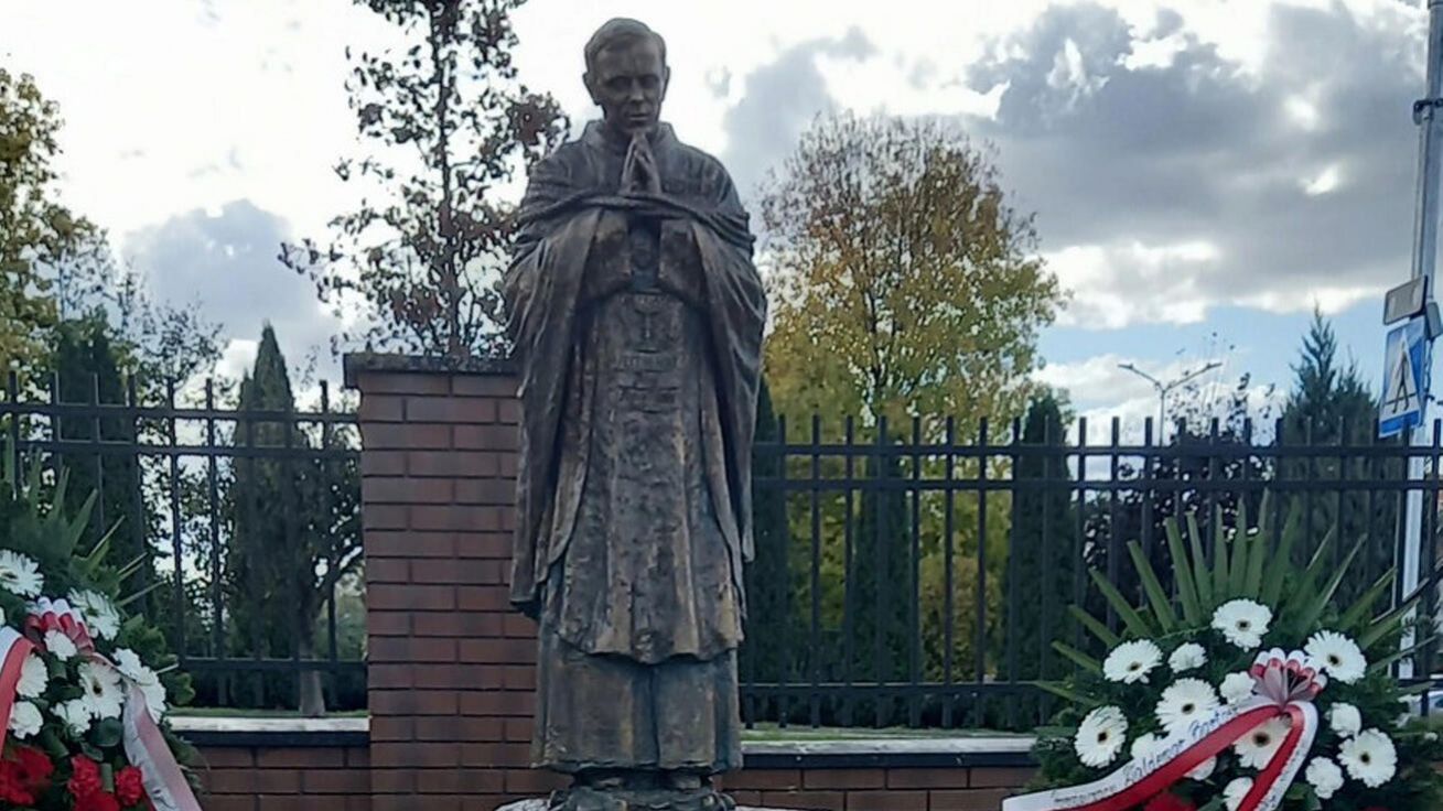 image:Image Novou sochu bl. Jerzyho Popiełuszka požehnali na konci září před kostelem sv. Barbory ve Staszówě v jihovýchodním Polsku.