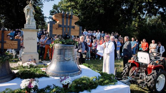 image:Image Na pět set lidí zavítalo do Šitboře na slavnost zvonů, které požehnal biskup Tomáš Holub. Ty už nyní zvoní z věže kostela.