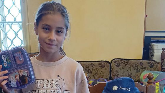 image:Image Výbava do školního roku. Bezmála padesátce potřebných dětí z Kadaně a okolí pomohli místní štědří lidé opatřit na začátku školního roku pomůcky. Ve sbírce s maskotem Josífkem darovali téměř osm a půl tisíce korun.
