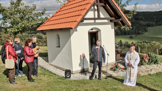 image:Image Stovky lidí se přišly modlit za místní obyvatele a projít si novou křížovou cestu, kterou požehnal biskup Tomáš Holub.