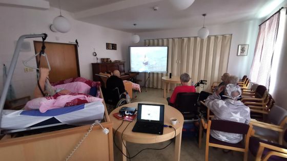 image:Image Pacienti Hospice svatého Lazara sledují sestřih jedné operety.