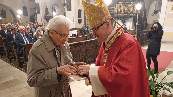 image:Image MUDr. Milan Zbořil přebírá v katedrále sv. Štěpána pamětní medaili ČBK.