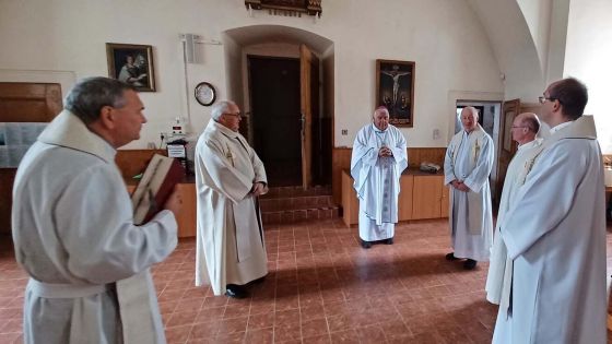 image:Image Členové královéhradecké katedrální a litomyšlské kolegiátní kapituly se sešli první říjnový den na Hoře Matky Boží u Králík na společné pouti.