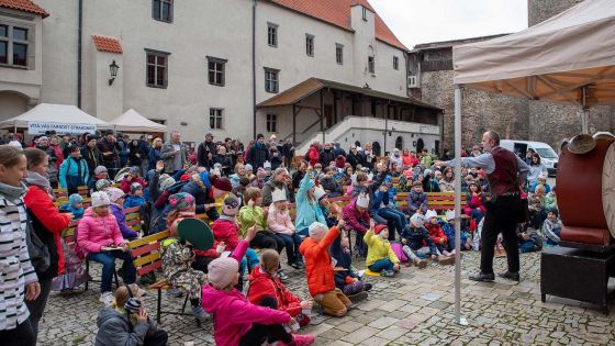 image:Image Účastníci Diecézní pouti ve Strakonicích sledují Pohádku z budíku.