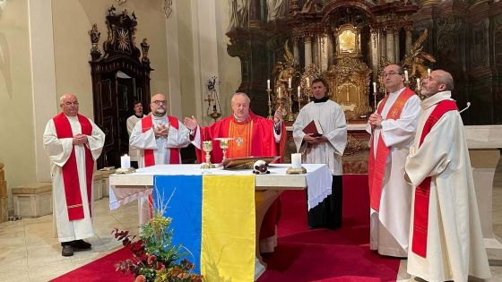 image:Image Nový akademický rok zahájil ve středu 2. října biskup Jan Vokál v královéhradeckém kostele Nanebevzetí Panny Marie večerní studentskou bohoslužbou Veni Sancte.