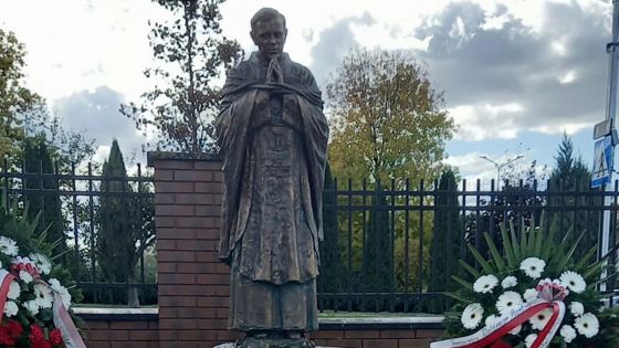 image:Image Novou sochu bl. Jerzyho Popiełuszka požehnali na konci září před kostelem sv. Barbory ve Staszówě v jihovýchodním Polsku.