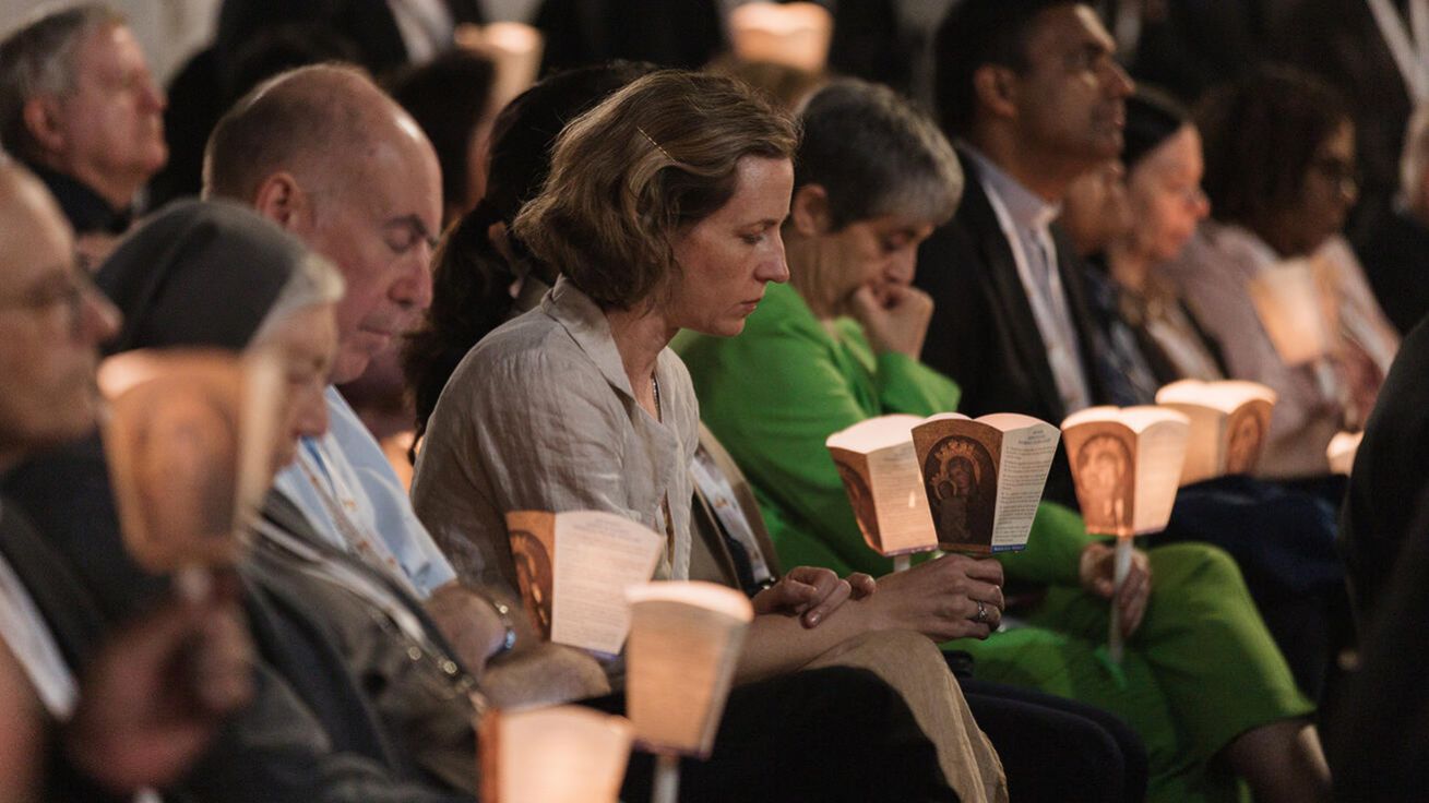 K ekumenické vigilii  na náměstí Římských prvomučedníků se v rámci synody ve stejné chvíli
připojilo na 80 ekumenických bohoslužeb po celém světě. image:Image K ekumenické vigilii  na náměstí Římských prvomučedníků se v rámci synody ve stejné chvíli
připojilo na 80 ekumenických bohoslužeb po celém světě.