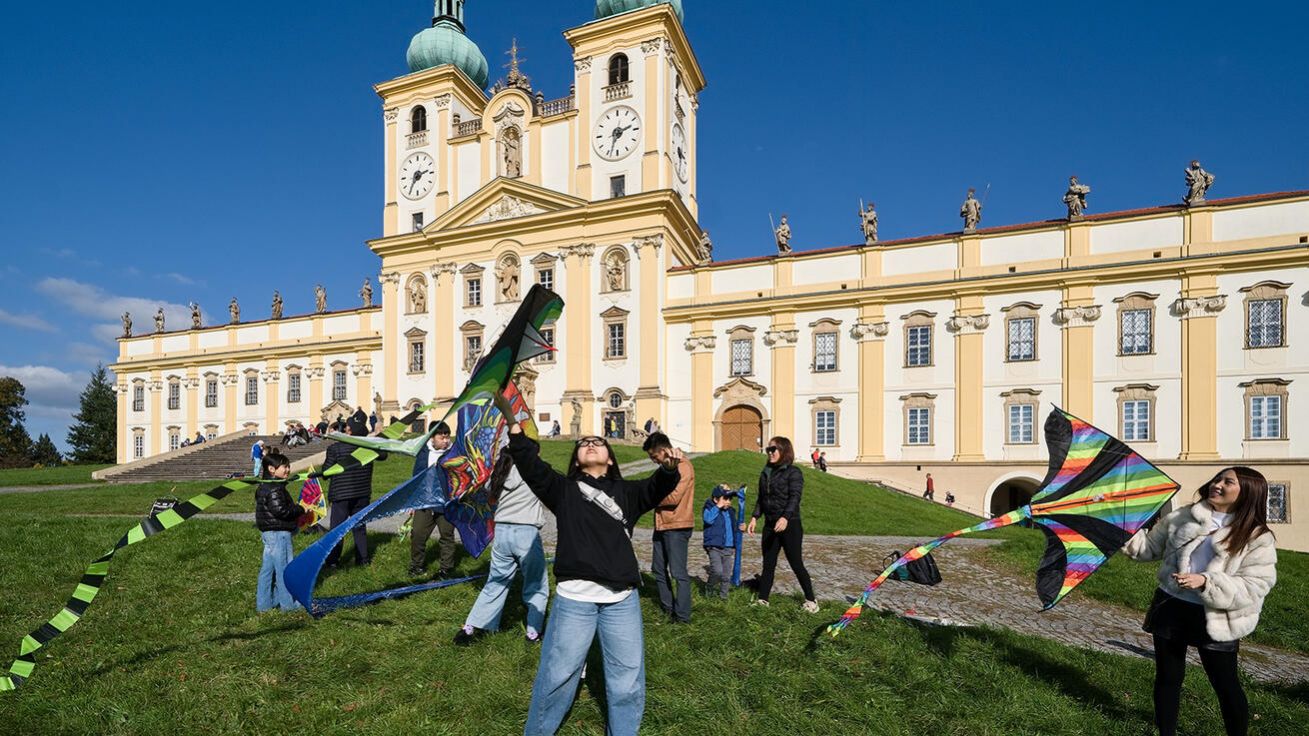 image:Image DRAKIÁDU PROŽILY VIETNAMSKÉ I ČESKÉ RODINY o víkendu na Svatém Kopečku u Olomouce. Organizátoři z oddělení pomoci cizincům Arcidiecézní charity Olomouc se při ní pokusili zapojit děti i dospělé cizince do tradic českého podzimu a umožnit jim sdílet zážitky s přáteli a kolegy. Program zahrnoval výrobu i pouštění draků a společné zpívání českých i vietnamských písniček. Děti i dospělí si také mohli opéct špekáčky, ochutnat cukrovou vatu, ale především mohli zažít pocit přijetí. Více v malém sešitě