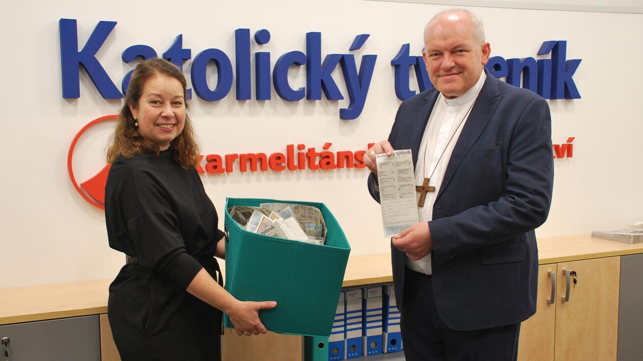 image:Image Vítěze první ceny vylosoval z 1422 soutěžících přímo v redakci KT olomoucký arcibiskup Josef Nuzík. Asistovala mu u toho šéfredaktorka Kateřina Koubová.