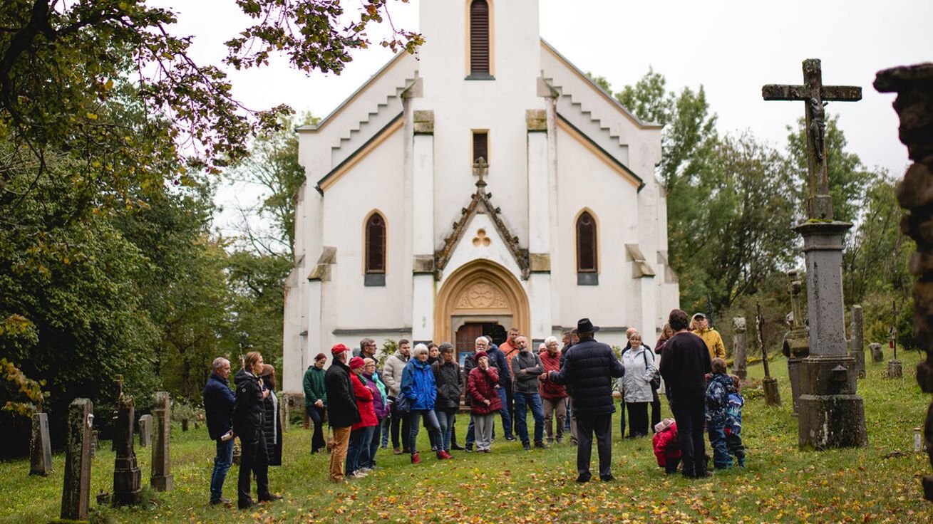 image:Image Setkání na Zvonkové, kde němečtí rodáci zachránili kostel.