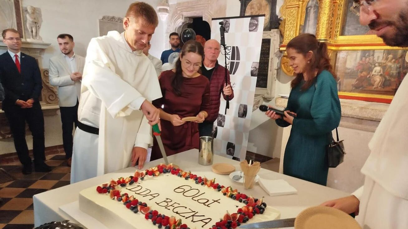 image:Image K velkolepé narozeninové oslavě v „Beczce“ samozřejmě patřil dort.