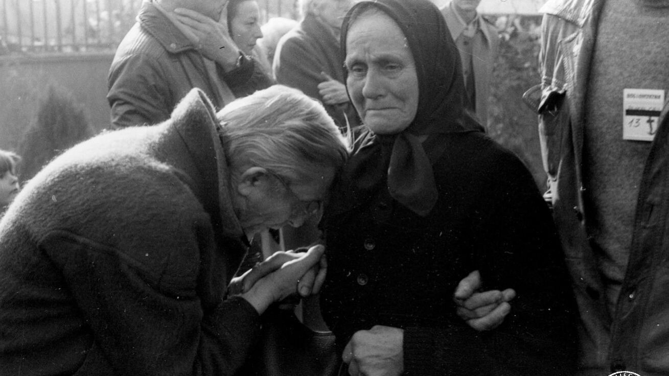 image:Image Maminka Marianna Popiełuszková nad hrobem umučeného syna Jerzyho. Pohřeb se konal 3. listopadu 1984 ve Varšavě a účastnily se ho obrovské davy lidí.