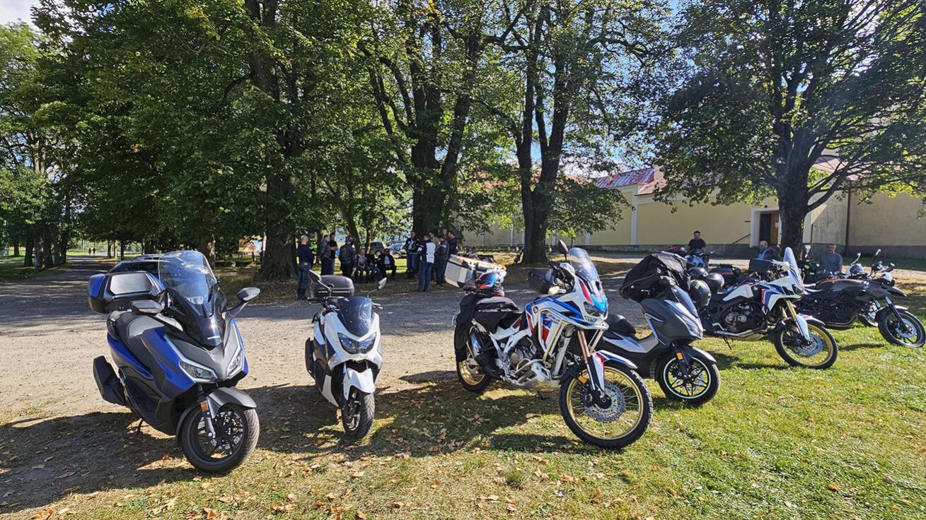 image:Image Parkoviště před klášterem v Králíkách zaplnily skútry i legendární Hondy Africa Twin.