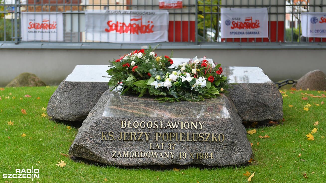 image:Image Ke hrobu u kostela sv. Stanislava Kostky ve Varšavě se přicházejí modlit poutníci z celého Polska.