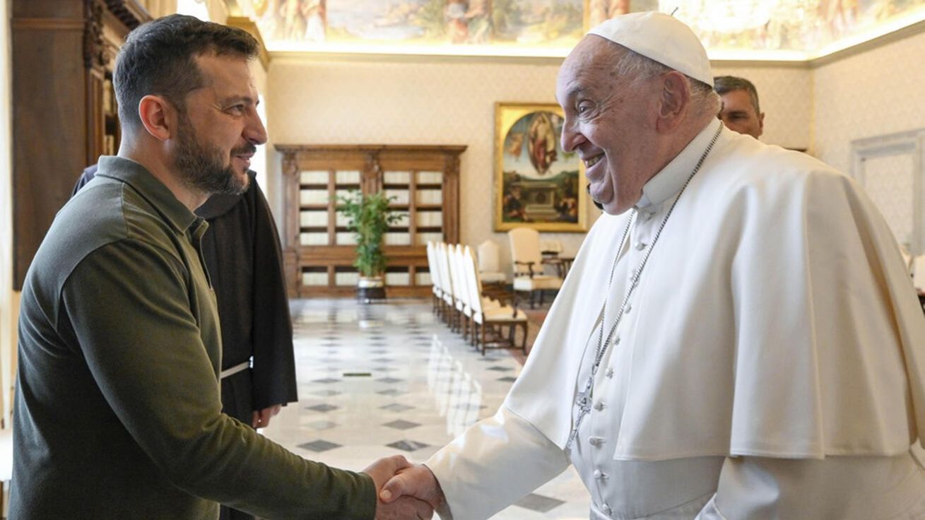 image:Image Prezident Zelenskyj požádal papeže o pomoc při zprostředkování propuštění zajatých ukrajinských novinářů s tím, že podle Červeného kříže je v Rusku drženo na 1 700 ukrajinských civilistů.