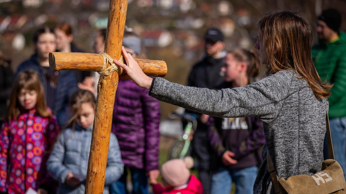 image:Image Je přirozené, že se nás dotýká, když někdo zraňuje nebo ponižuje někoho nám drahého. I když Bůh naše zastání v pravém slova smyslu nepotřebuje, neznamená to, že by nám to mělo být jedno a že se k němu nemáme hlásit.
