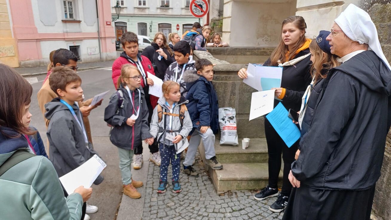 image:Image Na odpolední hru se malí misionáři rozběhli do ulic Litoměřic. Pátrali po kalichu pro misijní stanici v ugandském Katakwi – takovou herní legendu pro děti vymyslela boromejka Angelika Pintířová.