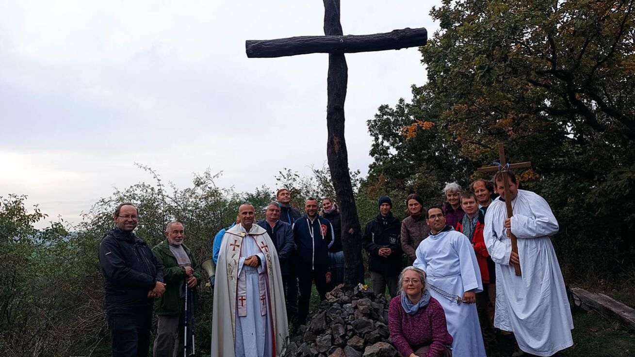 image:Image Na vrchu Chotyně u Rtyně nad Bílinou mají od druhé říjnové neděle požehnaný nový kříž. O jarních prázdninách dobrovolníci z jeníkovské farnosti zjistili, že původní kříž spadl. „Skupinka kluků z Moravy se pustila do obnovy kříže a věnovali jí tři dny. Byl jsem rád, když jsem viděl, jak je to dílo zaujalo a jak se k tomuto kříži hlásí. A tak chybělo už jen požehnání. Věřím, že tato dominanta přitáhne nejen turisty, ale i ty, kdo chtějí na vrcholu Chotyně chválit Pána - je to totiž úžasné místo,“ uvedl P. Marek Dunda, který na kopec k požehnání vystoupal se skupinou poutníků.