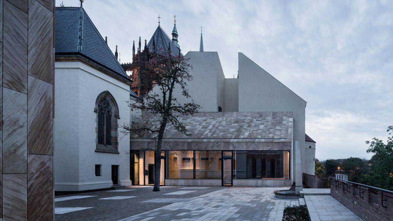 image:Image Stará a nová architektura vytváří na Novém proboštství harmonický celek.