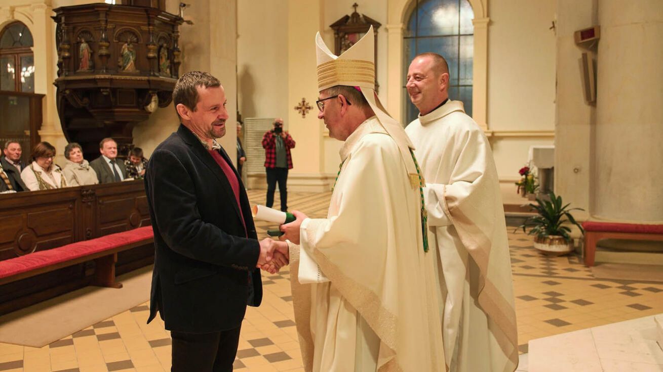 image:Image V den slavnosti diecézní patronky svaté Hedviky ocenil biskup Martin David třicet mužů a žen za jejich přínos diecézi. Mezi letošními vyznamenanými jsou například Václav David z Lukavce u Fulneku, který oživuje tradici velikonoční Jízdy okolo osení, nebo historik Vojtěch Vlček (na fotografii), jenž ve farnosti Stará Bělá dva a půl roku koordinoval pomoc ukrajinským uprchlíkům.