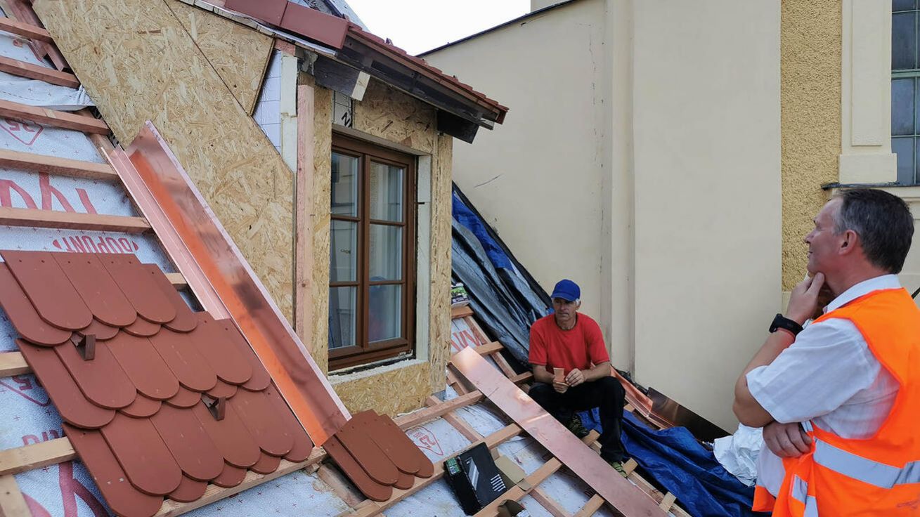 image:Image Střechu barokní budovy pokryjí pálené tašky bobrovky.