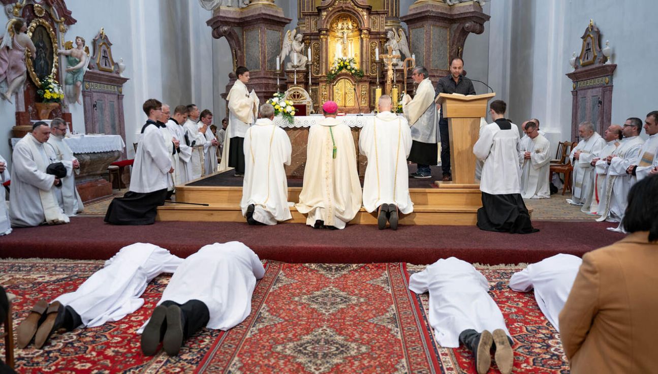 image:Image Čtyři ženatí muži přijali v sobotu 26. října v opavské konkatedrále jáhenské svěcení. Biskup David řekl v promluvě Kamilu Dopitovi z farnosti Frýdek, Lukáši Matýskovi z farnosti Borová, Lukáši Volnému ze salesiánského kostela v Ostravě a Janu Žižlavskému z farnosti Lichnov, že mají být věrnými služebníky nejen své farnosti, ale v prvé řadě domácí církvi ve svých rodinách.