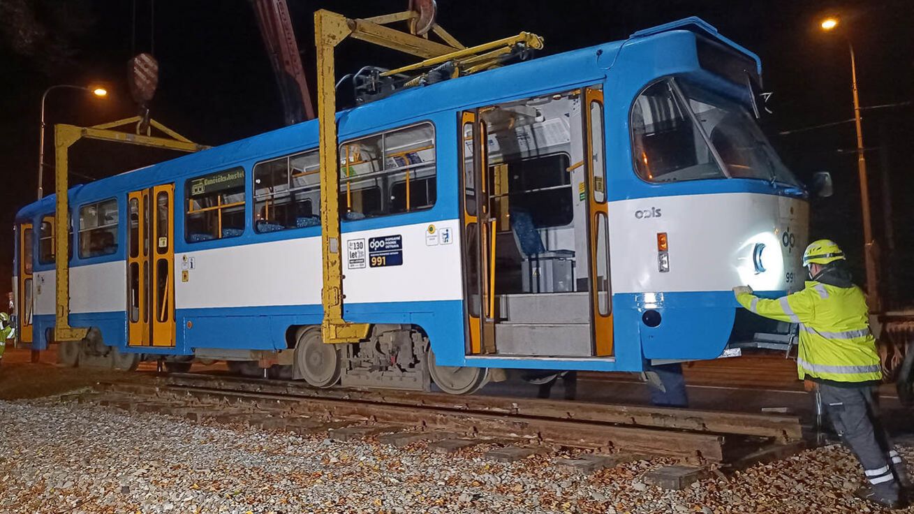 image:Image Farnost Ostrava-Kunčičky bude mít vlastní kavárnu ve vyřazené tramvaji. Vozidlo typu T3 přijelo ve čtvrtek 24. října o půlnoci na zastávku Kunčičky-kostel a jeřáb ho přesadil na koleje položené u kostela. Kavárna má od příštího léta sloužit pro farní akce a zpříjemní i čekání na tramvaj. Mimo špičku totiž spoje z Kunčiček do centra Ostravy jezdí jednou za 30 minut.