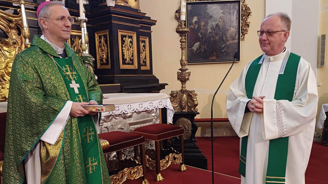 image:Image Hamburský arcibiskup Stefan Hesse (vlevo) v doprovodu dvaceti kněží zavítal minulou středu do Litoměřic. V katedrále sv. Štěpána slavili nešpory a mši svatou. Přivítal je zde generální vikář Radek Jurnečka (vpravo). Biskup Hesse jednou ročně vyráží s kněžími své diecéze na několikadenní pouť - letos zamířili do Česka a část jejich cesty směřovala na sever. Dopoledne navštívili Osek a odpoledne si prohlédli biskupské město. Kněžskou výpravu z Hamburku do Litoměřic uzavřela společná večeře v Biskupském pivovaru U sv. Štěpána a rozhovor s generálním vikářem o životě církve v severních Čechách.