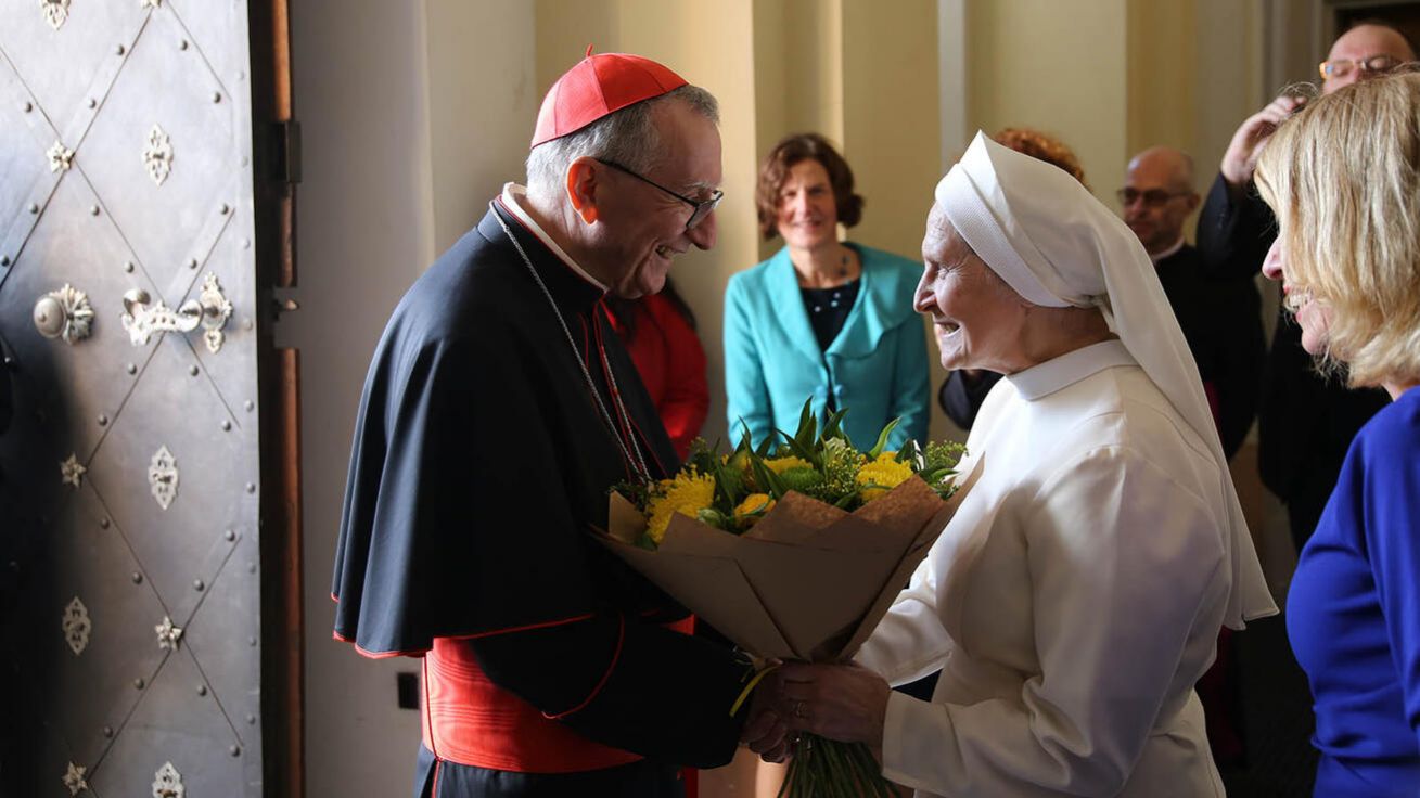 image:Image Vatikánský státní sekretář Pietro Parolin zavítal během své jednodenní návštěvy republiky i na pražské arcibiskupství. U vchodu do budovy ho vítala boromejka sestra Therese. Hlavním cílem jeho návštěvy byl podpis česko-vatikánské smlouvy.